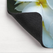 Sleek elegance: the white frangipani flower マウスパッド (コーナー)