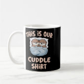 Sleeng Otter Couple This Is Our Cuddle コーヒーマグカップ (左)