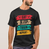 Sleep. Train. Repeat. – The Ultimate Fitness Grind Tシャツ (正面)