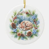 Sleeping Fox in Winter Wreath Holiday セラミックオーナメント (正面)