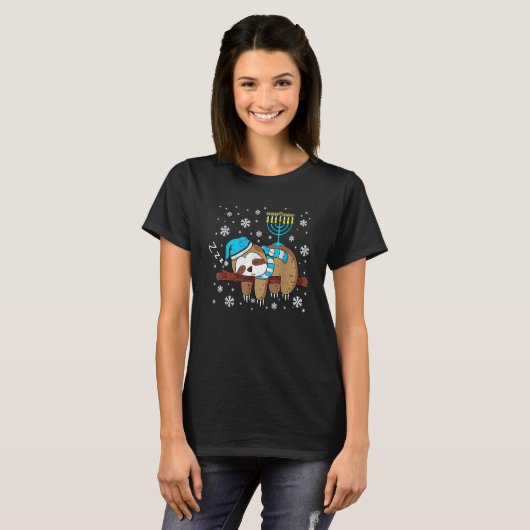 Sleeping Sloth Menorah Hanukkah Chanukah Animal Je Tシャツ (正面フル)