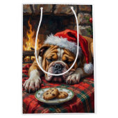 Sleepy Bulldog Dog Fast Asleep Santa Hat Christmas ミディアムペーパーバッグ (正面)