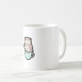 Sleepy Owl on Coffee – Cute Cozy Illustration コーヒーマグカップ (正面右)