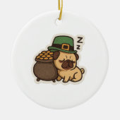 Sleepy Pug Leprechaun Retro St. Patrick's Day セラミックオーナメント (正面)