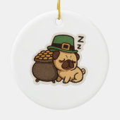 Sleepy Pug Leprechaun Retro St. Patrick's Day セラミックオーナメント (裏面)