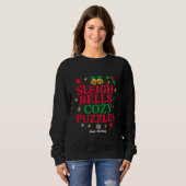 Sleigh Bells & Cozy Puzzles Festive Holiday Gift  スウェットシャツ (正面フル)