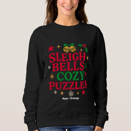 Sleigh Bells & Cozy Puzzles Festive Holiday Gift  スウェットシャツ (正面)