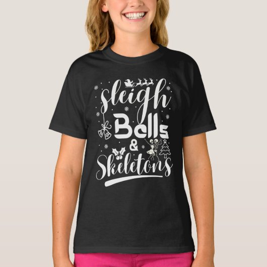 Sleigh bells & skeletons dancing funny christmas tシャツ (正面)