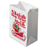 Sleigh My Name，休日デザイン，クリスマスユーモアのある ミディアムペーパーバッグ (正面アングル)
