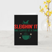 Sleighin' It One Coffee At A Time _ Funny Christma カード (黄色い花)