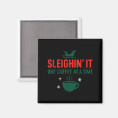 Sleighin' It One Coffee At A Time _ Funny Christma マグネット (正面/裏面)