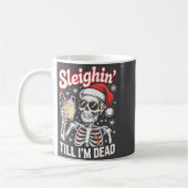 Sleighin' Till I'm Dead Sleigh Christmas Skeleton  コーヒーマグカップ (左)