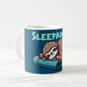 Sleppaholic - Sleeping Sloth On Yoga mat コーヒーマグカップ (正面左)