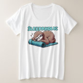 Sleppaholic - Sleeping Sloth On Yoga mat プラスサイズTシャツ (デザイン正面)