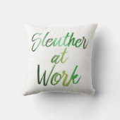 Sleuther at Work クッション (裏面)