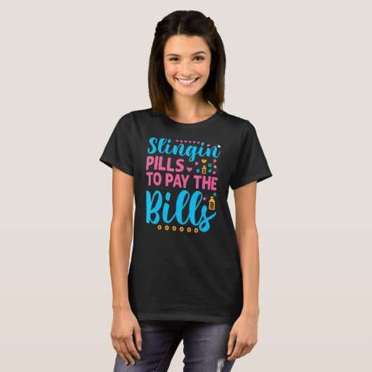 Slingin' Pills Pharmacy Tech 1 Tシャツ (正面フル)