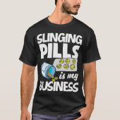 Slinging Pills Is My Business Funny Pharmacist Pha Tシャツ (正面)