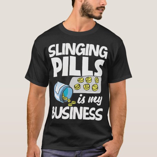 Slinging Pills Is My Business Funny Pharmacist Pha Tシャツ (正面)
