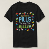 Slinging Pills to Pay Bills Pharmacist Tech Gift1  Tシャツ (デザイン正面)
