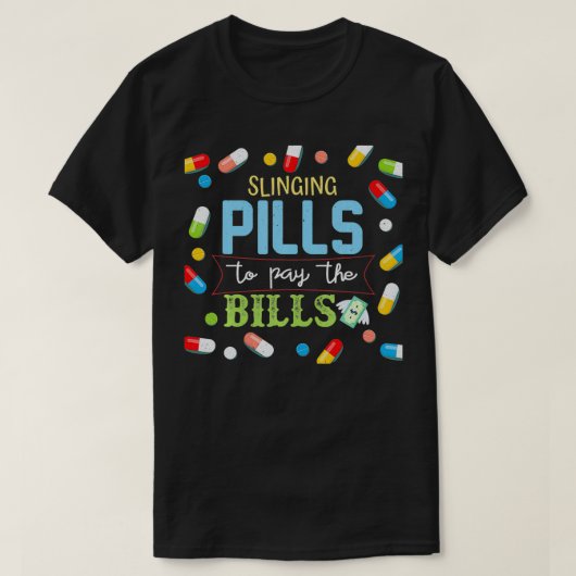Slinging Pills to Pay Bills Pharmacist Tech Gift1 Tシャツ (デザイン正面)
