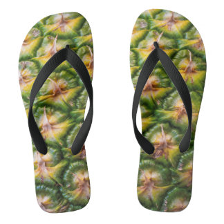 Slippers met ananas print close up ビーチサンダル