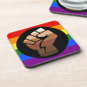 SlipperyJoeのクィアピープルカラーフラグを掲げた拳 コースター (左側)