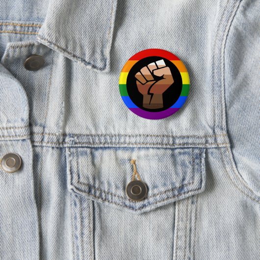 SlipperyJoeのクィアピープルカラーフラグを掲げた拳 缶バッジ (インサイチュ)