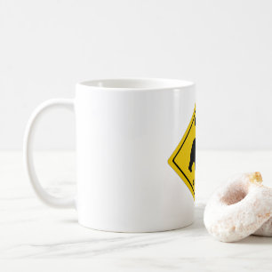 SlipperyJoeのクマのクロッシングのサインはシルエットw コーヒーマグカップ