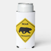 SlipperyJoeのクマのクロッシングのサインはシルエットw スリム缶クーラー (Seltzer正面)