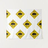 SlipperyJoeのクマのクロッシングのサインはシルエットw タペストリー (正面(横))