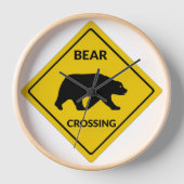 SlipperyJoeのクマのクロッシングのサインはシルエットw 壁時計 (正面)