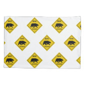 SlipperyJoeのクマのクロッシングのサインはシルエットw 枕カバー (裏面)