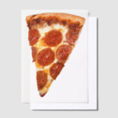 SlipperyJoeのクラシックペッペロニピザスライスは溶けた ベラム紙招待状 (オフセット)