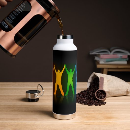 SlipperyJoeのグループの人々が手を握ってLを形成 ウォーターボトル (コーヒー)