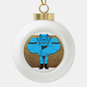 SlipperyJoeのゲイの筋肉は漫画のThongのリードを負担 セラミックボールオーナメント (正面)