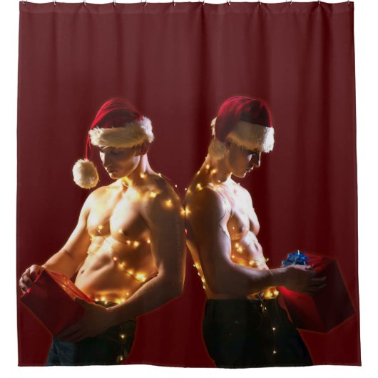 SlipperyJoeのシャツのない男性のバックツーバッククリスマス シャワーカーテン (正面)