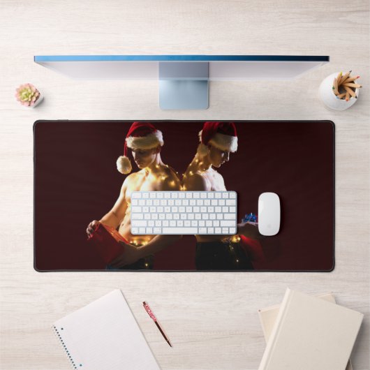 SlipperyJoeのシャツのない男性のバックツーバッククリスマス デスクマット (オフィス1)