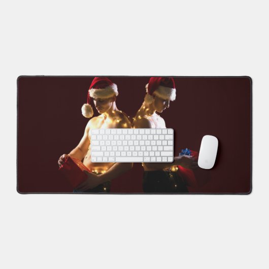 SlipperyJoeのシャツのない男性のバックツーバッククリスマス デスクマット (キーボード&マウス)