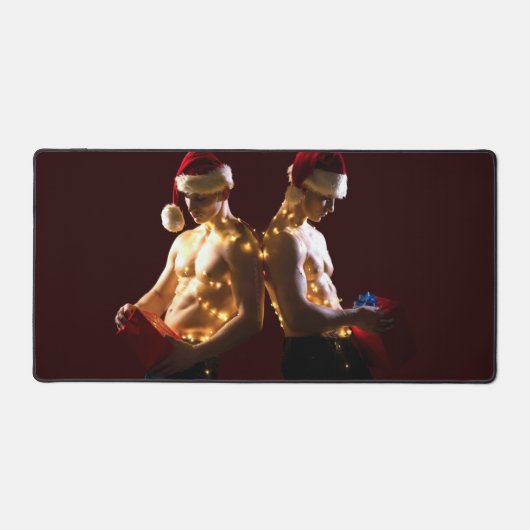 SlipperyJoeのシャツのない男性のバックツーバッククリスマス デスクマット (正面)