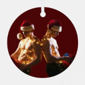 SlipperyJoeのシャツのない男性のバックツーバッククリスマス メタルオーナメント (裏面)