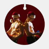 SlipperyJoeのシャツのない男性のバックツーバッククリスマス メタルオーナメント (正面)