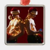 SlipperyJoeのシャツのない男性のバックツーバッククリスマス メタルオーナメント (正面)