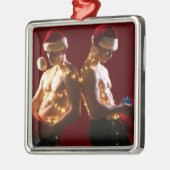 SlipperyJoeのシャツのない男性のバックツーバッククリスマス メタルオーナメント (左)