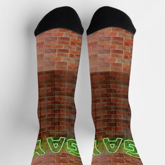 SlipperyJoeのネオンゲイ緑のレンガの壁の単語に署名 ソックス (上部)