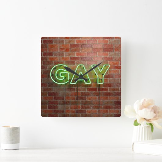 SlipperyJoeのネオン鮮やかゲイは緑のレンガwに署名 スクエア壁時計 (ホーム)