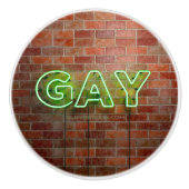 SlipperyJoeのネオン鮮やかゲイは緑のレンガwに署名 セラミックノブ (正面)