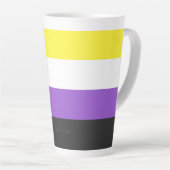SlipperyJoeのノンバイナリー Pride フラッグ 黄色 白 カフェラテマグ (右アングル)