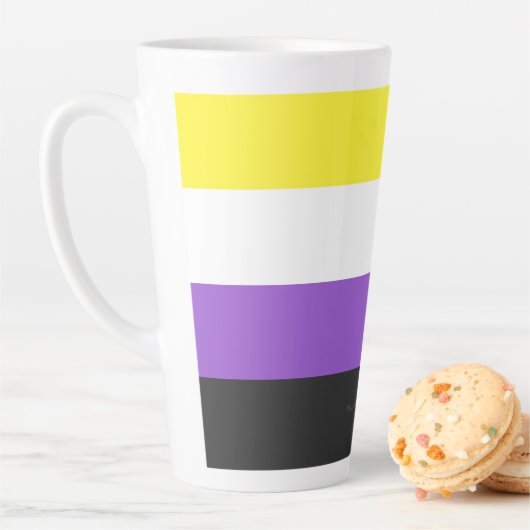 SlipperyJoeのノンバイナリー Pride フラッグ 黄色 白 カフェラテマグ (インサイチュ)
