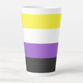 SlipperyJoeのノンバイナリー Pride フラッグ 黄色 白 カフェラテマグ (正面)