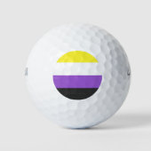 SlipperyJoeのノンバイナリー Pride フラッグ 黄色 白 ゴルフボール (正面)